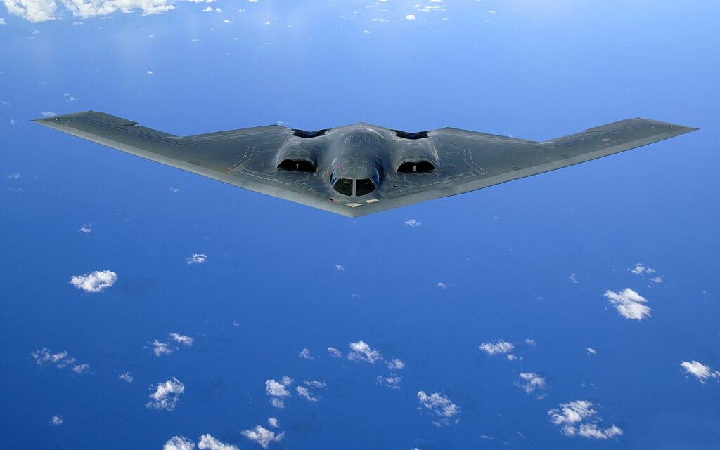 B-2 Spirit در مقابل B-21 Raider؛ چه تفاوتی بین دو بمب افکن پنهانکار وجود دارد؟ 2 تفاوت بین B-2 Spirit و B-21 Raider