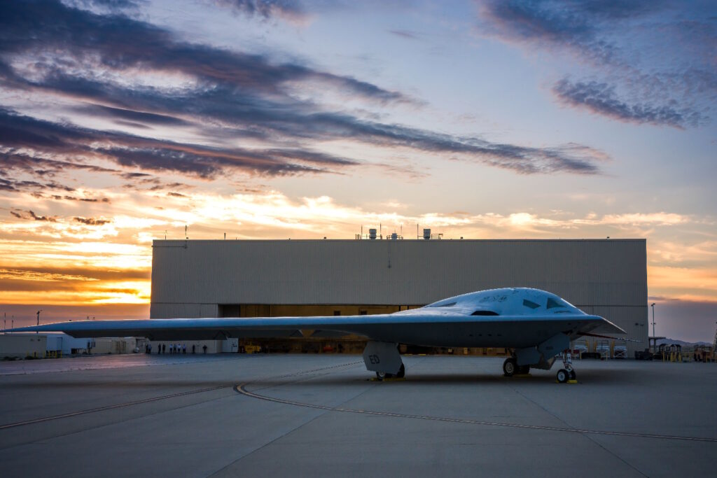 B-2 Spirit در مقابل B-21 Raider؛ چه تفاوتی بین دو بمب افکن پنهانکار وجود دارد؟ 8 تفاوت بین B-2 Spirit و B-21 Raider