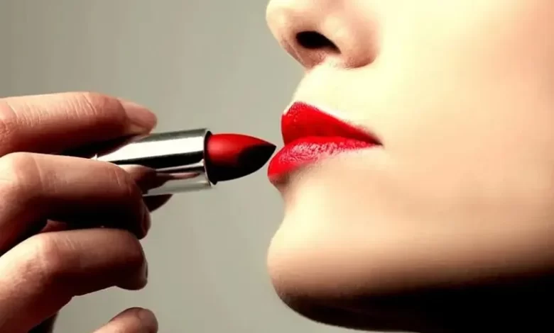 ۷ ترفند ساده برای افزایش دوام رژلب