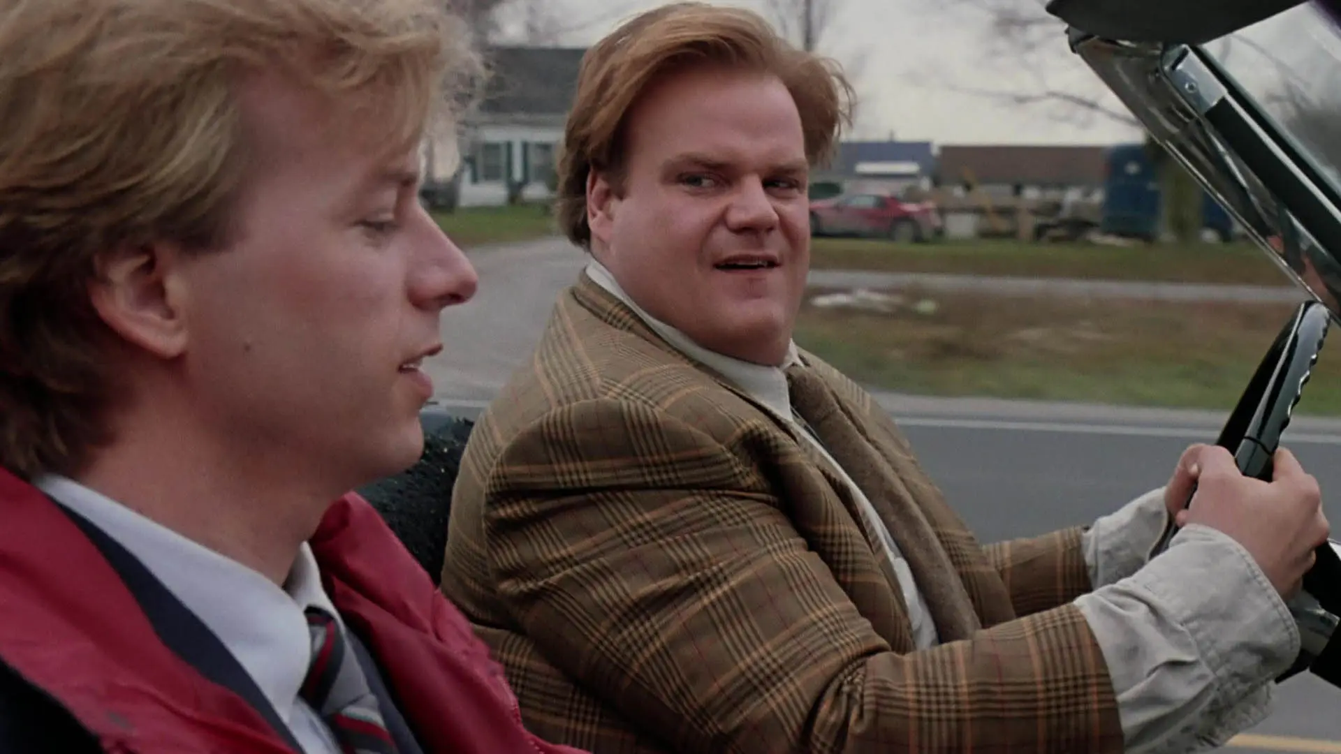کریس فارلی درحل رانندگی در فیلم Tommy Boy