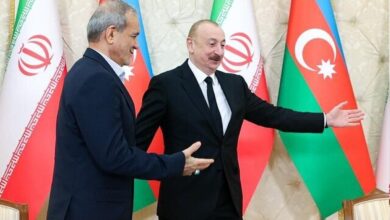 روزنامه فرهیختگان : برخاستن پزشکیان هنگام ورود علی اف، ادب بی موقع بود