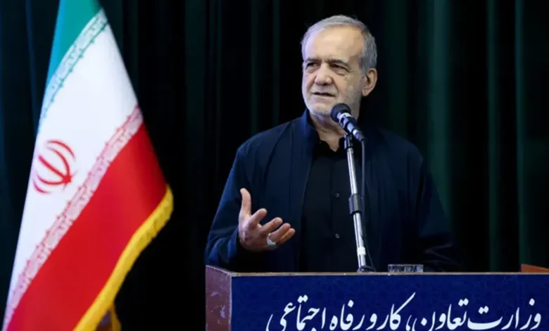 بنر نصب شده پشت سر پزشکیان جلب توجه کرد