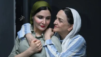 عکس صمیمی گلاب آدینه و دخترش نورا هاشمی در پشت صحنه نمایش «هم این / هم آن»