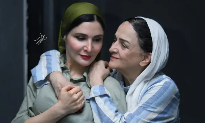عکس صمیمی گلاب آدینه و دخترش نورا هاشمی در پشت صحنه نمایش «هم این / هم آن» 1 عکس صمیمی گلاب آدینه و دخترش نورا هاشمی در پشت صحنه نمایش «هم این / هم آن»