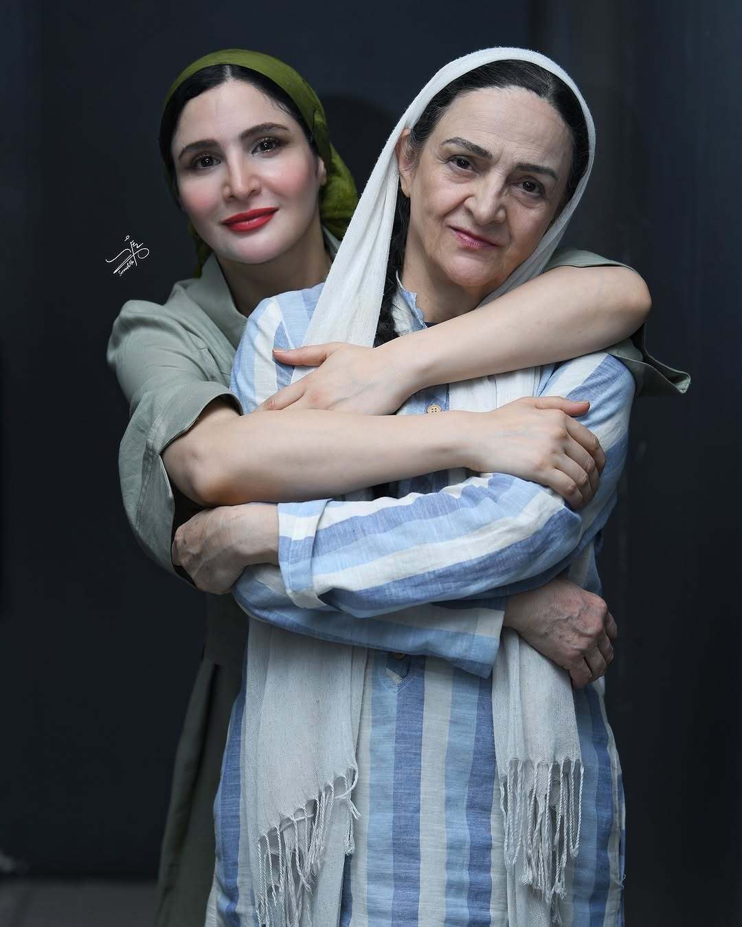 عکس صمیمی گلاب آدینه و دخترش نورا هاشمی در پشت صحنه نمایش «هم این / هم آن»