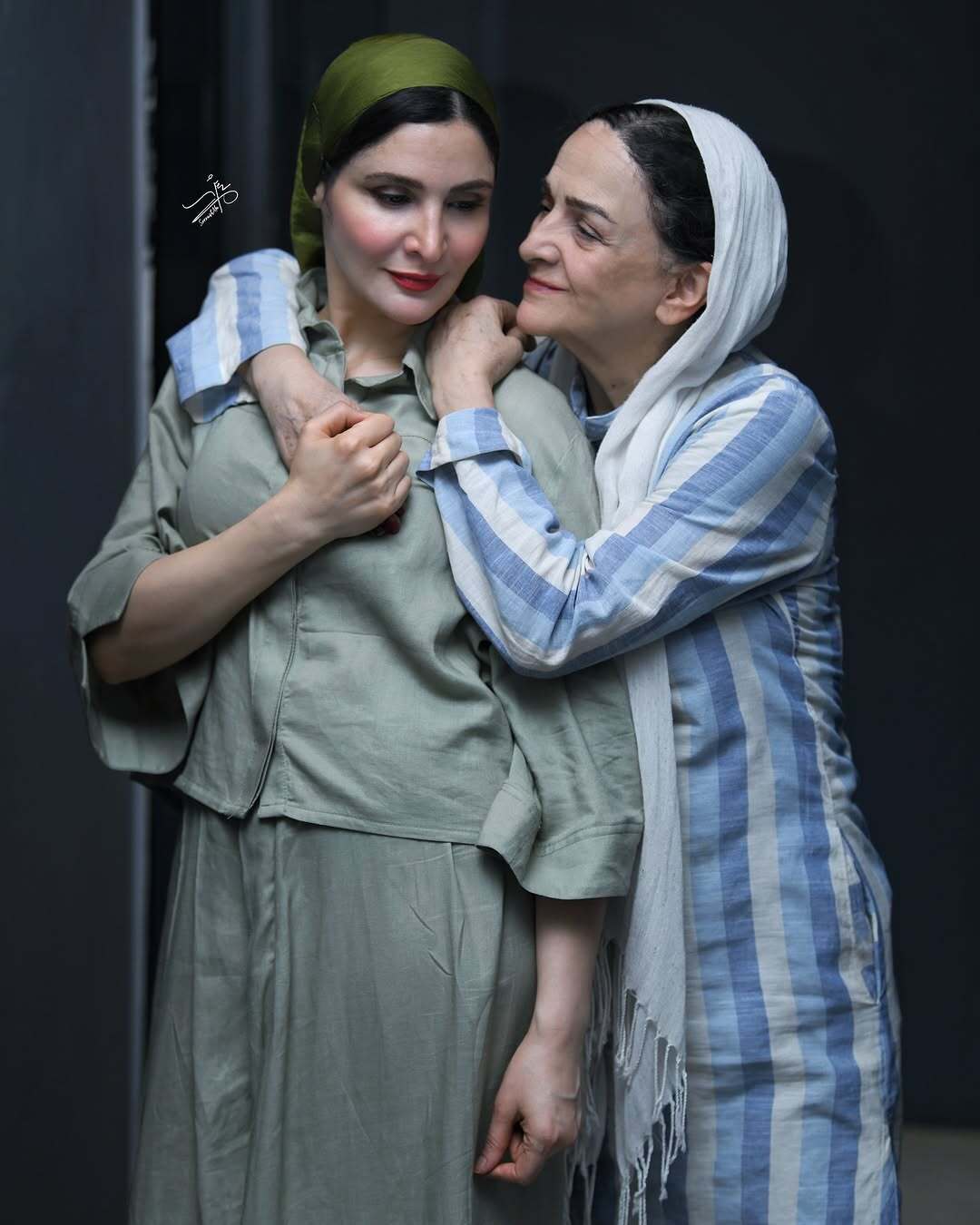 عکس صمیمی گلاب آدینه و دخترش نورا هاشمی در پشت صحنه نمایش «هم این / هم آن»