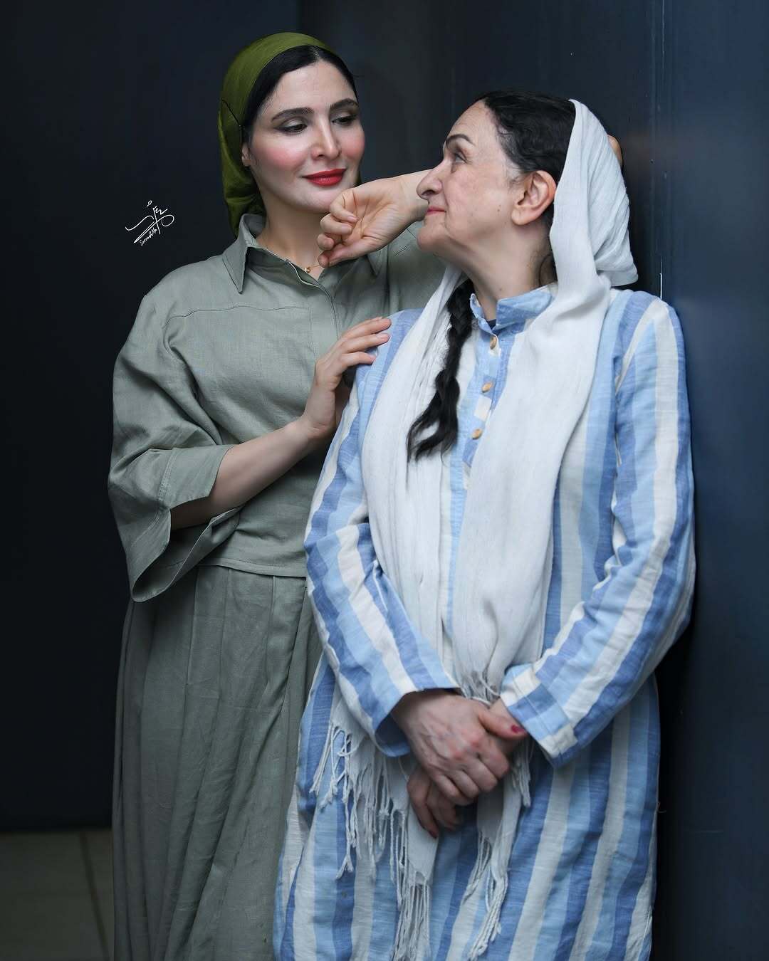 عکس صمیمی گلاب آدینه و دخترش نورا هاشمی در پشت صحنه نمایش «هم این / هم آن»