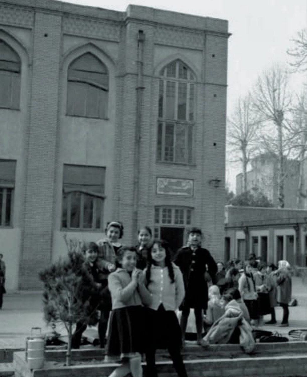 مدرسه دخترانه ژاندارک، خیابان منوچهری، سال ۱۳۴۳ مدرسه دخترانه ژاندارک، خیابان منوچهری، سال ۱۳۴۳