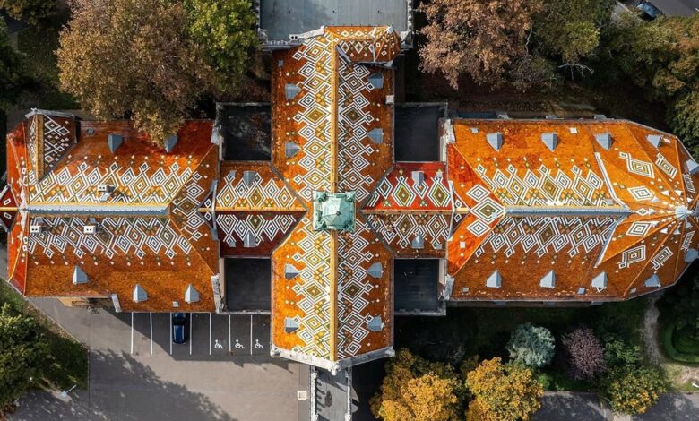 شاهکار معماری و رنگ در بوداپست؛ سقفهای رنگارنگ پایتخت مجارستان از نمای بالا (تصویری) 1 شاهکار معماری و رنگ در بوداپست؛ سقفهای رنگارنگ پایتخت مجارستان از نمای بالا (تصویری)