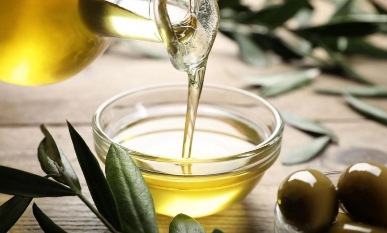 روغن زیتون واقعا یبوست را درمان میکند؟ زمان مصرف، مقدار درست و نکات ایمنی 1 روغن زیتون واقعا یبوست را درمان میکند؟ زمان مصرف، مقدار درست و نکات ایمنی