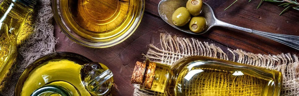 روغن زیتون چربی‌ با کالری بالا است. هر قاشق غذاخوری حدود 120 کالری دارد؛ پس در مصرف روزانه افراط نکنید. زیاده‌ روی در مصرف آن می ‌تواند به افزایش وزن منجر شود.