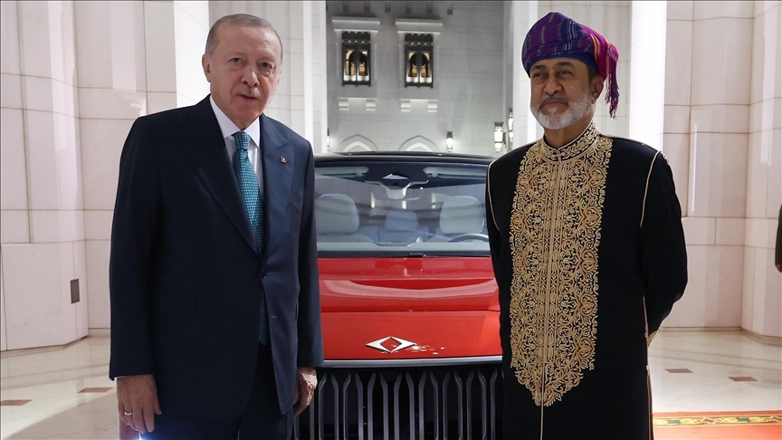 اردوغان به سلطان عمان یک دستگاه خودروی برند ترکیه (توگ) هدیه داد اردوغان به سلطان عمان یک دستگاه خودروی برند ترکیه (توگ) هدیه داد
