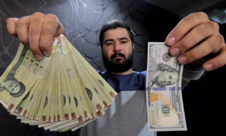 اجبار مسافران خارجی به ارزان فروشی دلار ؛ چرا؟