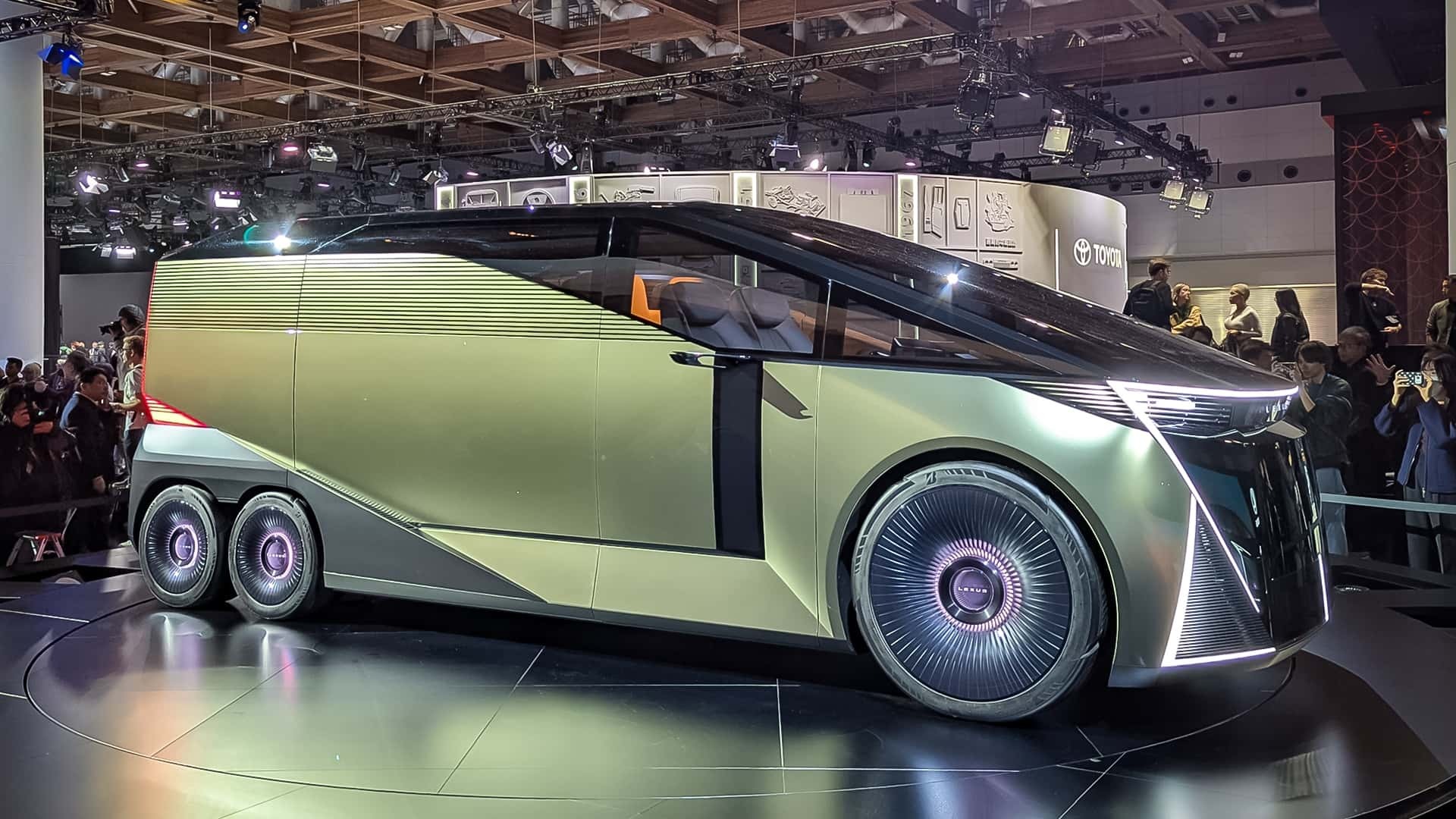 لکسوس در مسیر تازه‌ای گام می‌گذارد؛ خداحافظی با سدان و خوش‌آمد به فضای لوکس شش‌چرخ(تصویری)