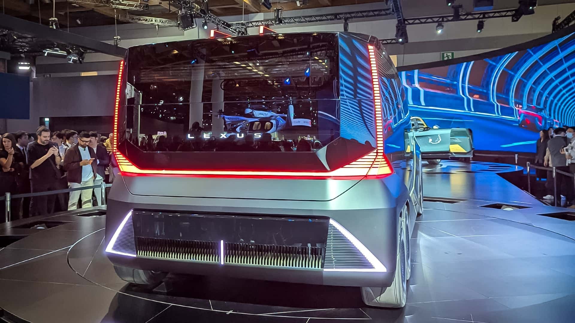 لکسوس در مسیر تازه‌ای گام می‌گذارد؛ خداحافظی با سدان و خوش‌آمد به فضای لوکس شش‌چرخ(تصویری)