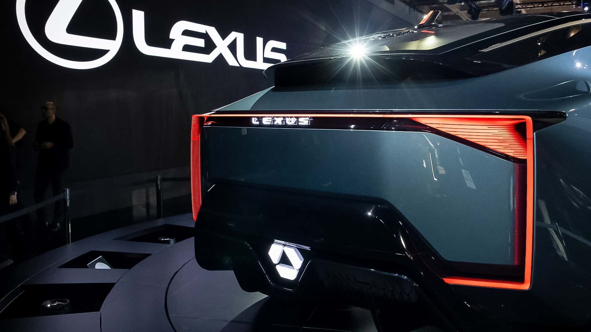 لکسوس در مسیر تازه‌ای گام می‌گذارد؛ خداحافظی با سدان و خوش‌آمد به فضای لوکس شش‌چرخ(تصویری)