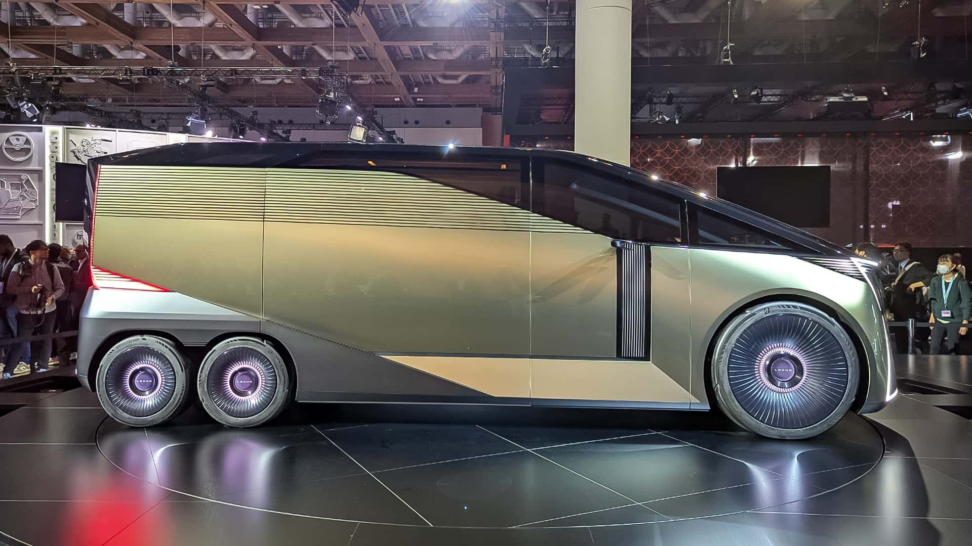 لکسوس در مسیر تازه‌ای گام می‌گذارد؛ خداحافظی با سدان و خوش‌آمد به فضای لوکس شش‌چرخ(تصویری)