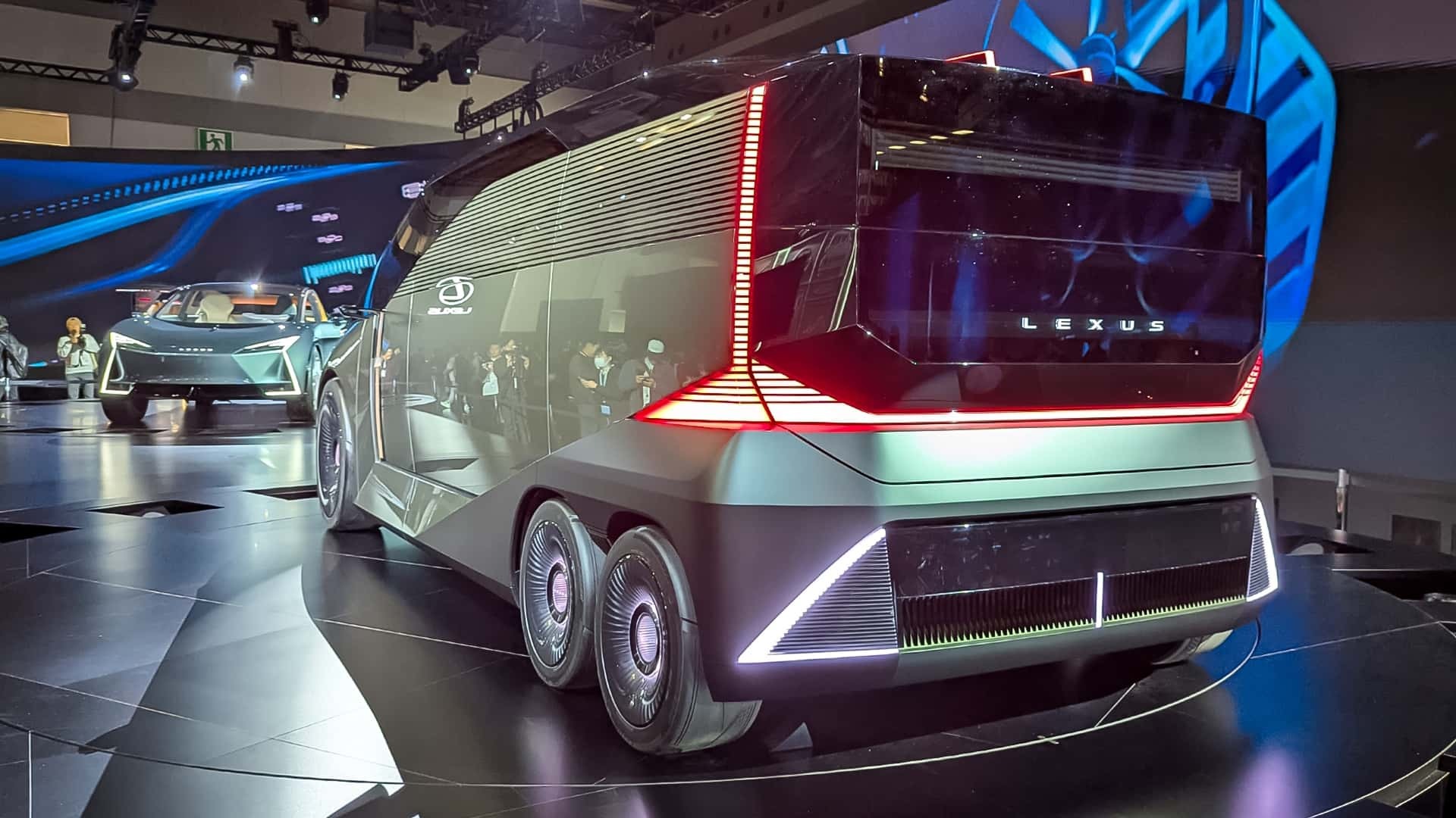 لکسوس در مسیر تازه‌ای گام می‌گذارد؛ خداحافظی با سدان و خوش‌آمد به فضای لوکس شش‌چرخ(تصویری)