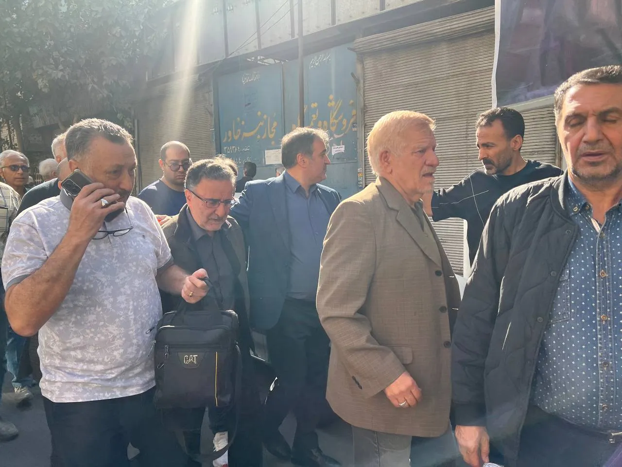 مصطفی تاج زاده در مراسم تشییع برادرش (عکس)