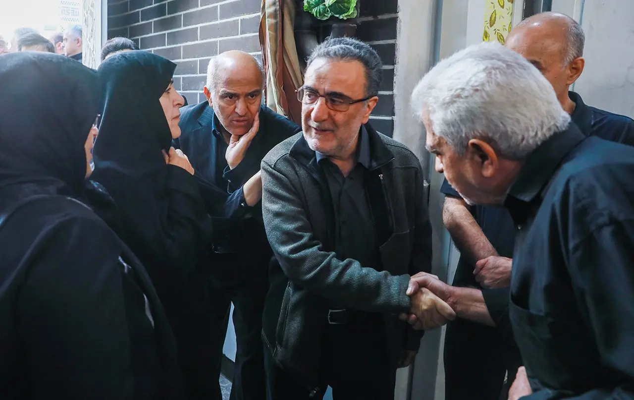 مصطفی تاج زاده در مراسم تشییع برادرش (عکس)