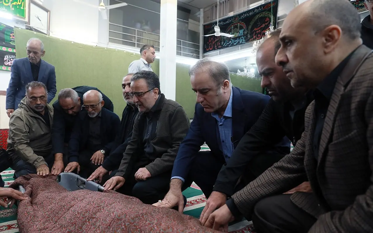 مصطفی تاج زاده در مراسم تشییع برادرش (عکس)