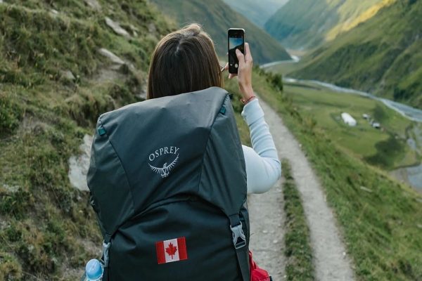 چرا آمریکایی‌ها در سفر، «کانادایی» می‌شوند؟ راز پرچم افرا روی کوله‌پشتی‌ها