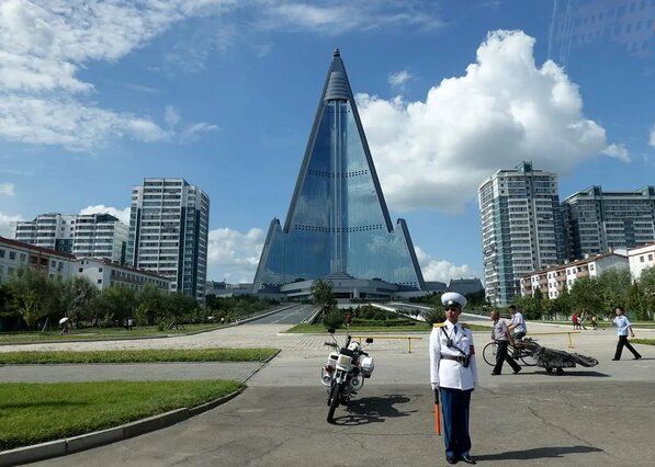 عکس‌هایی دیده‌نشده از درون بلندترین ساختمان کره شمالی