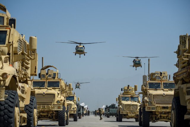 واشنگتن‌پست: طالبان تصاویر هواپیماهای نظامی را در پایگاه هوایی بگرام نقاشی کرده است