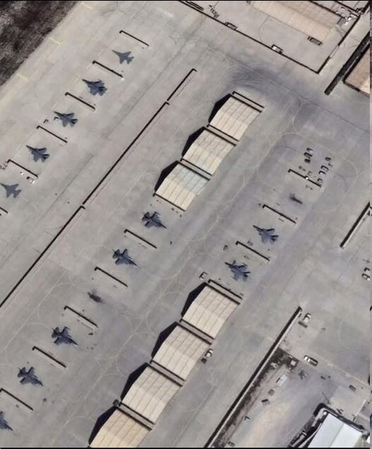 واشنگتن‌پست: طالبان تصاویر هواپیماهای نظامی را در پایگاه هوایی بگرام نقاشی کرده است