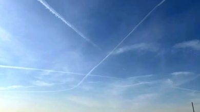 راز خط‌های سفید در آسمان تهران چیست؟/ رد هواپیما یا موشک؟