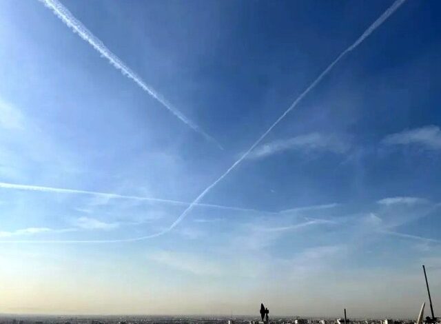 راز خط‌های سفید در آسمان تهران چیست؟/ رد هواپیما یا موشک؟