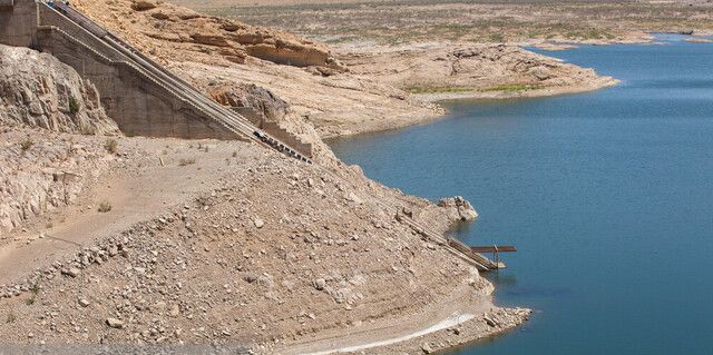 آب را باید وارد کنیم یا قیمت آب را بیشتر کنیم؟