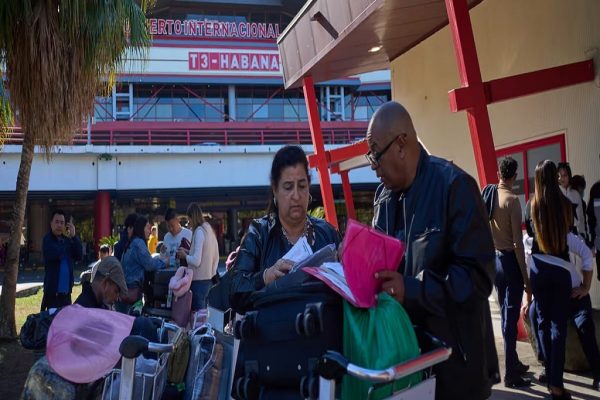 تجمیع گردشگران کانادایی در هتلهای کوبا بهدلیل بحران سوخت 1 تجمیع گردشگران کانادایی در هتلهای کوبا بهدلیل بحران سوخت