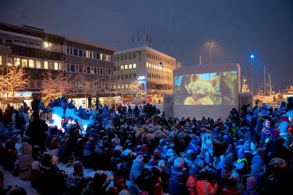 جشنواره رایگان فیلم‌های زمستانی در ادمونتون؛ سینما زیر برف و ستاره‌ها
